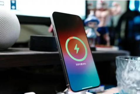 城固苹果15换屏服务分享用什么充电器给iPhone15充电更好 
